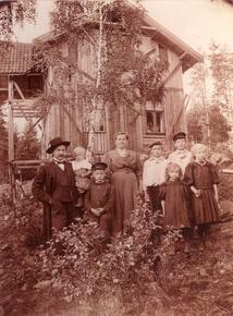 Familie foran huset i 1907