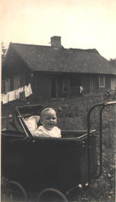 luren husmannsplass, 1941, barn i barnevogn